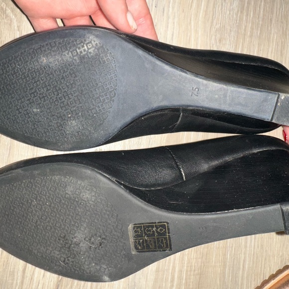 Tory Birch Wedges. Worn twice. Used Like new. Size 7.5 - Picture 2 of 4